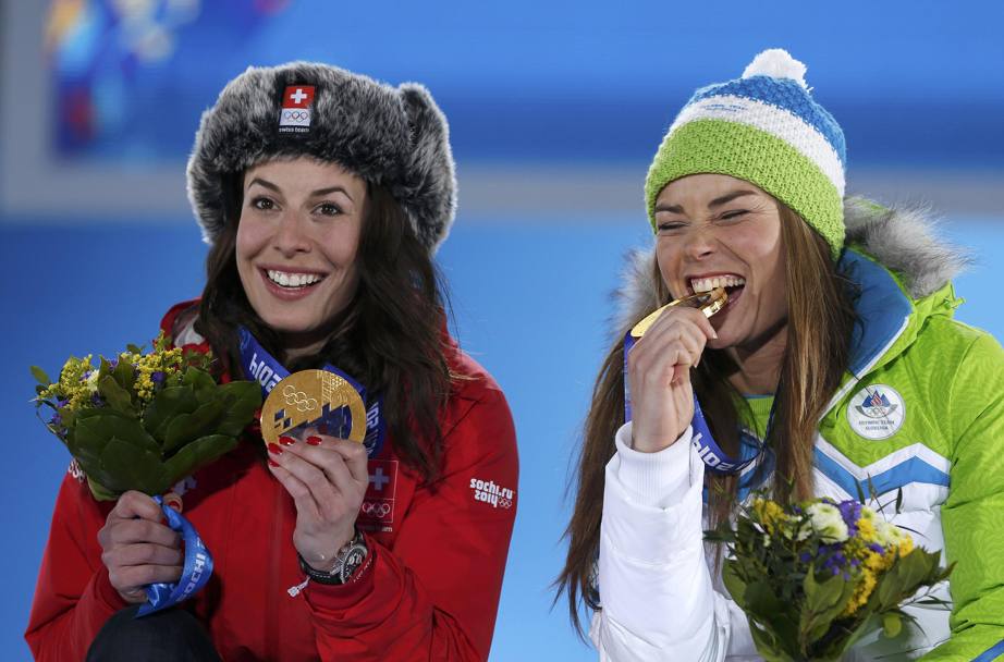 Sorrisi e medaglie d’oro (ex aequo) nella discesa libera donne per Dominique Gisin (Svizzera) e Tina Maze (Slovenia) (Reuters)